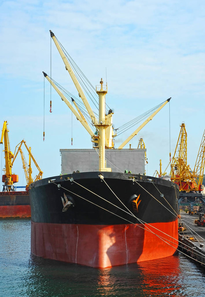 Наливний вантажний корабель під портовим краном
 - Фото, зображення