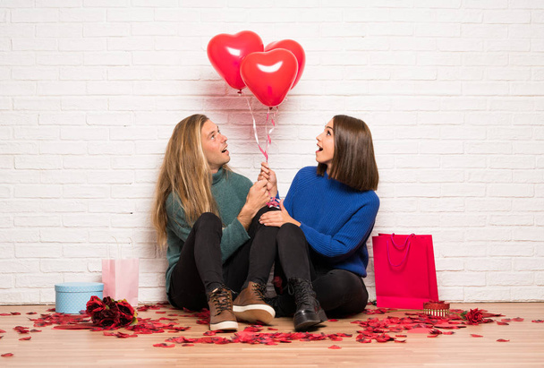 Casal no dia dos namorados com balões com forma de coração
 - Foto, Imagem
