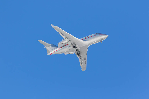 Jet Ejecutivo en vuelo en cielo despejado
 - Foto, imagen
