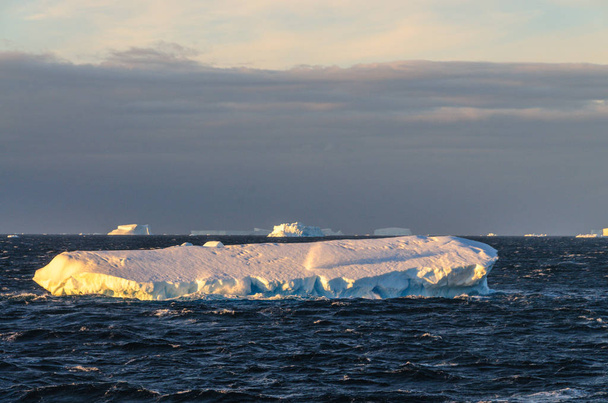 Sunset over the Weddell Sea - Foto, afbeelding