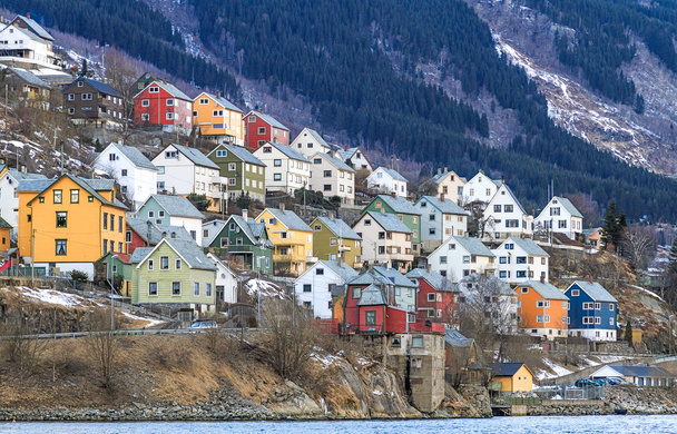 Maison près du fjord. Odda, Norvège
 - Photo, image