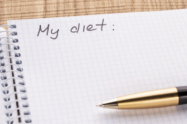 Felülnézet munkahelyi jegyzetfüzet és toll a fa asztal háttér, retro hatás. Felirat - az én étrend. Az egészséges táplálkozás és a sport életmód fogalma - Fotó, kép