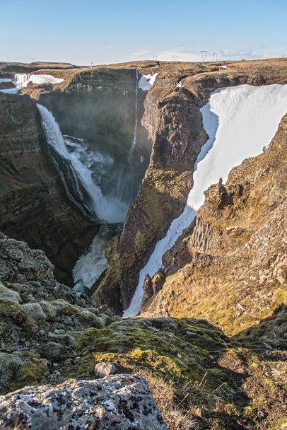 Vue de la cascade Haifoss en Islande avec des plaques de neige et le canyon environnant
. - Photo, image