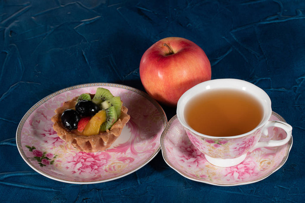Tarta de tarta con fruta. Uvas de fresa Kiwi Peach
 - Foto, imagen