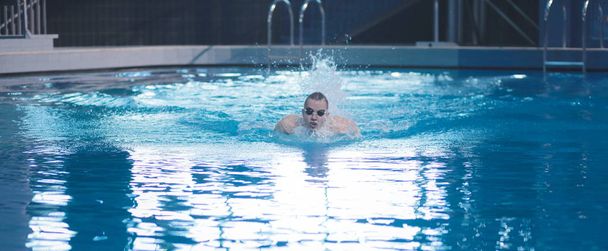 Male swimmer at the swimming pool. Underwater photo. Male swimmer. - Foto, Bild
