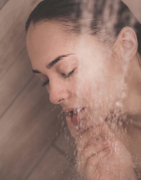 Genç beautyful kadın banyoda duş altında. - Fotoğraf, Görsel