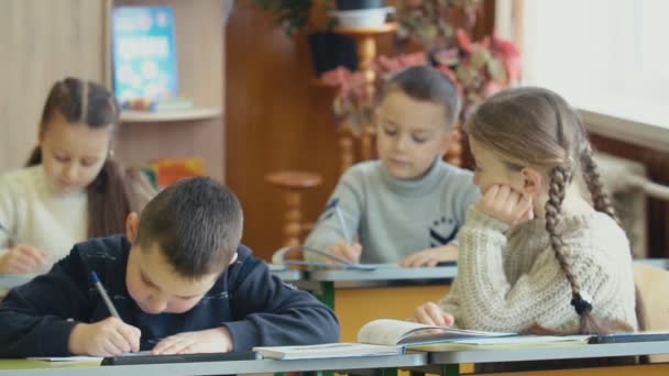 Kinderen schrijven vergadering op een bureau - Video