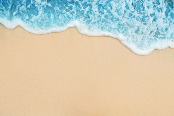 Antecedentes de suave ola azul del océano en la playa de arena
.. - Foto, Imagen