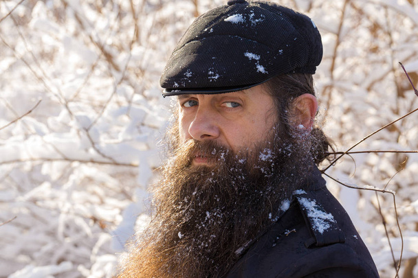 Un hombre con barba en la nieve
 - Foto, imagen