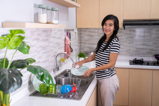 asian woman doing some dish cleaning - Foto, Imagen