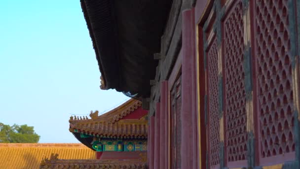 Strzał zbliżenie starożytnych drzwi w wewnętrzną część Zakazane Miasto - starożytny Pałac Chinas cesarza - Materiał filmowy, wideo