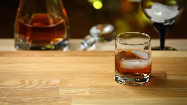  whiskey ice glass wooden background hd footage  - Filmagem, Vídeo
