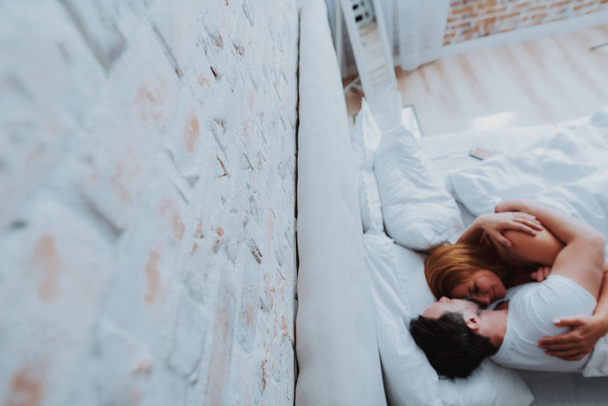 Šťastný rodinný pár spolu spí v posteli - Fotografie, Obrázek