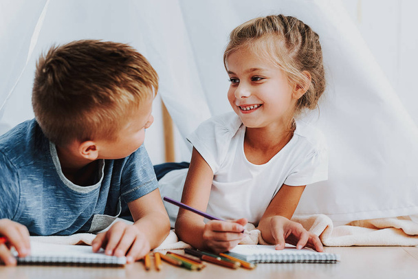 Two smiling children drawing together at home - Foto, Bild