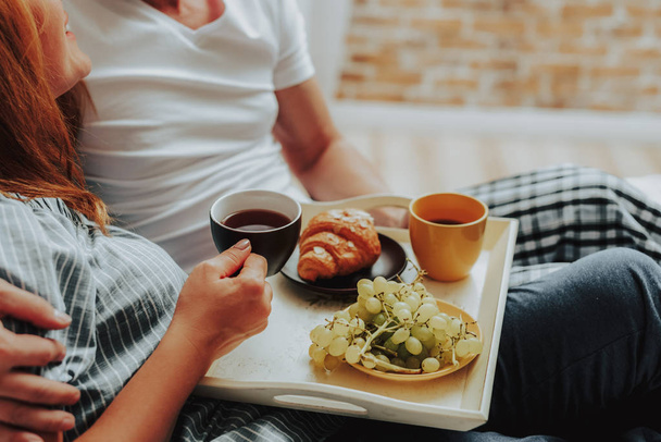 Man and woman havin breakfast together in bed - Fotografie, Obrázek