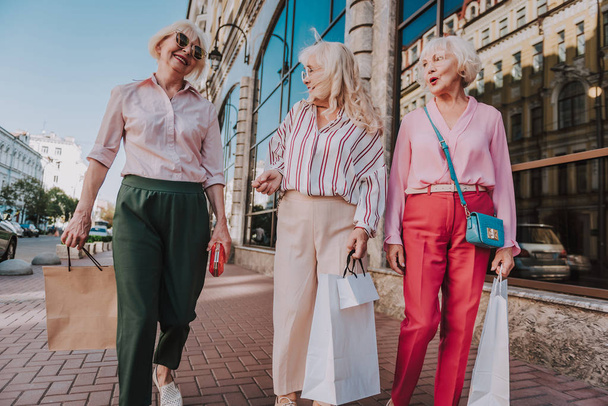 Three glamorous older ladies are walking around the city - Foto, Bild