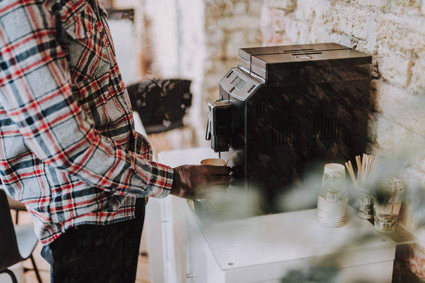 Kahve makinesi ve onu kullanan adam kapat - Fotoğraf, Görsel