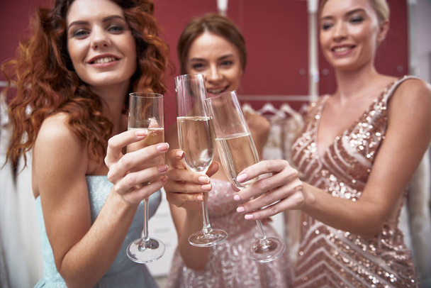 Joven feliz damas clanging de copas de champán
 - Foto, imagen