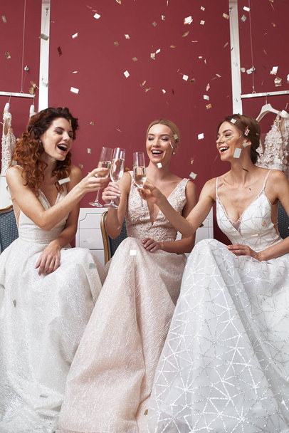glückliche junge Bräute feiern mit Champagnerglas - Foto, Bild