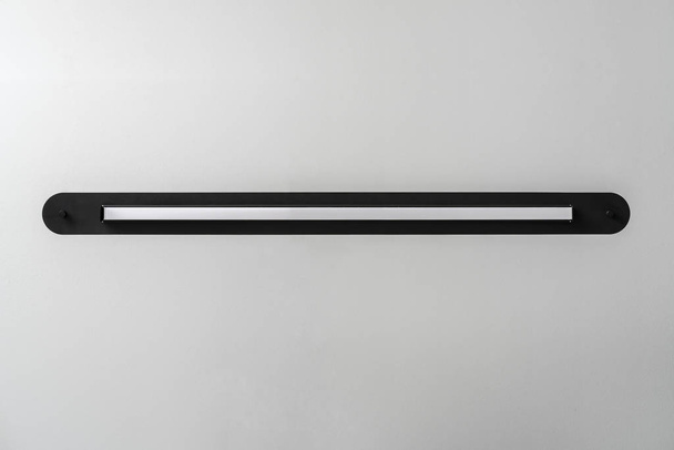 Fekete fém lámpa szürke háttér stúdió - Fotó, kép