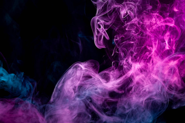 Плотный разноцветный дым розового и синего цветов на черном изолированном фоне. Фон дымового шара
 - Фото, изображение