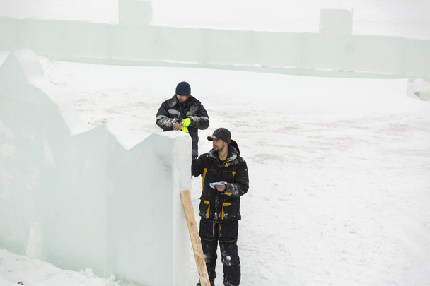 Sanatçı, buzun üzerinde geleceğin buz figürünün hatlarını çizer. - Fotoğraf, Görsel