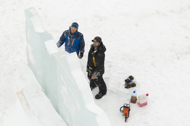 Два рабочих на месте сборки ледового лагеря смотрят вверх
 - Фото, изображение