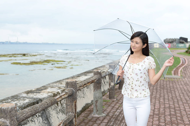 傘を持つ若い女 - 写真・画像