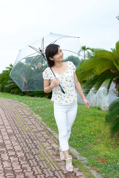 jonge vrouw met een paraplu - Foto, afbeelding