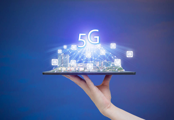 5G коммуникационные технологии онлайн-общества города на планшете
 - Фото, изображение
