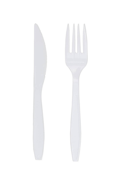 Beyaz plastik çatal ve bıçak beyaz arka plan üzerinde izole - Fotoğraf, Görsel