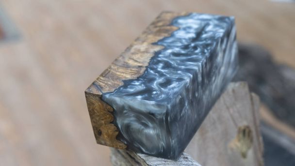 Żywica epoksydowa stabilizowania węzełek drewna czarny wtite streszczenie tło - Zdjęcie, obraz