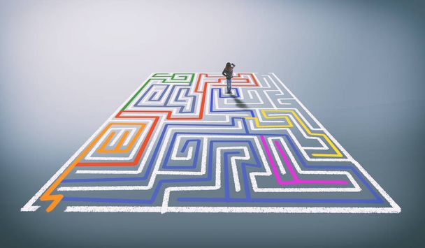 Mulher confusa fica em um labirinto com os caminhos errados coloridos
 - Foto, Imagem