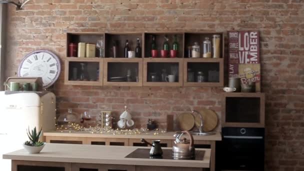 vista de una cocina tipo loft con una mesa grande
 - Metraje, vídeo