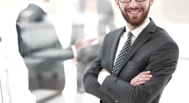 smiling businessman on the background of the office - Fotografie, Obrázek