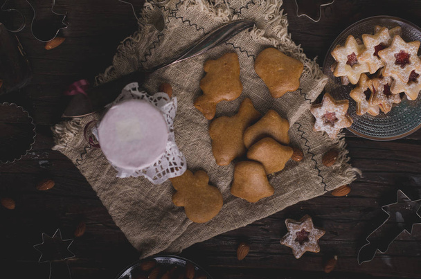 Christmas time, homemade christmas cookies vintage style, delicious cookies - Foto, Imagen