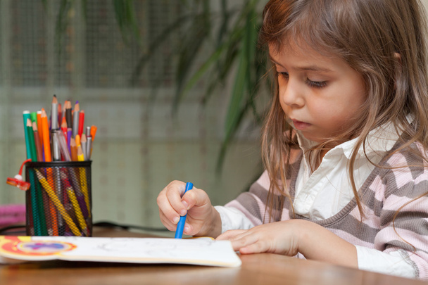 kleines Mädchen zeichnet - Foto, Bild