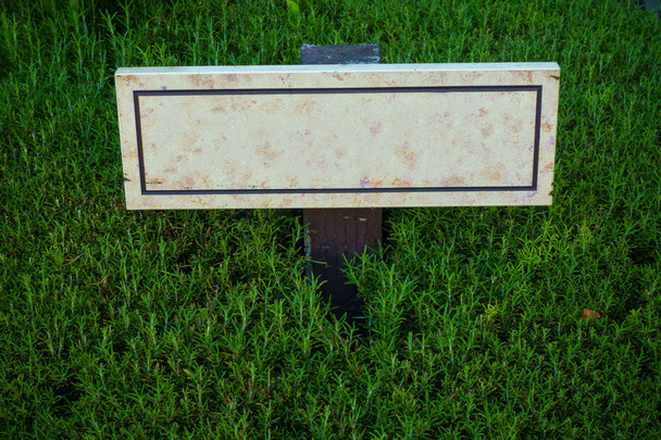 Ingang bord in het gras - Foto, afbeelding