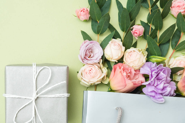 present delivery gift box rose bouquet background - Zdjęcie, obraz