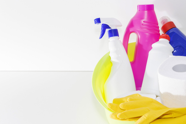 Výrobky pro čištění a opravy, domácí chemie, gumové rukavice, zelené larev k čištění byt a kancelář - Fotografie, Obrázek