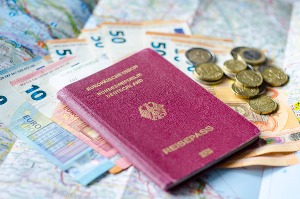 Γερμανικό διαβατήριο με χρήματα στο χάρτη. - Φωτογραφία, εικόνα