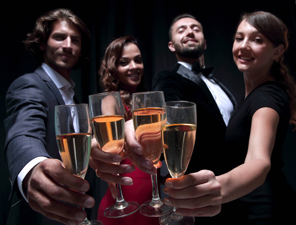 Vrolijke mensen vieren een succes met Champagne - Foto, afbeelding