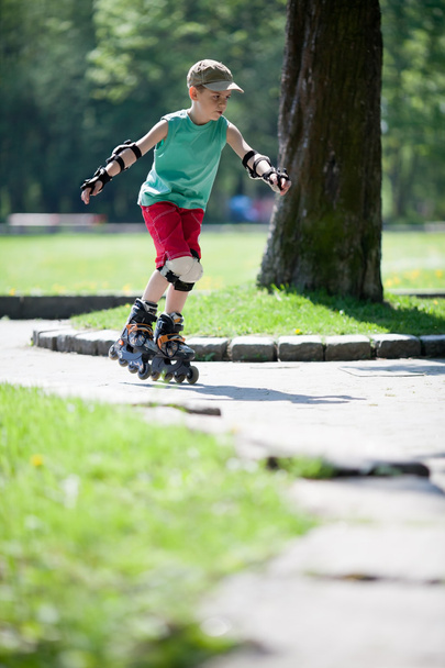 Little boy on rollerblades - Φωτογραφία, εικόνα