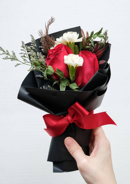 częściowy widok posiadania ułożone bukiet kwiatów jako prezent - Zdjęcie, obraz