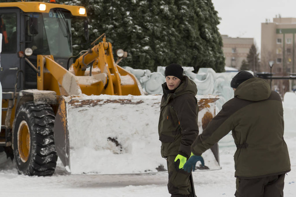 I lavoratori sul territorio della città di ghiaccio rimuovono la neve con le pale
 - Foto, immagini