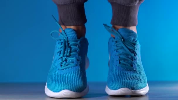 Bacak yavaş devinim atış kapatın. Spor ayakkabı ile kompozisyon atlama spor ayakkabı içinde genç Afro-Amerikan sporcu kadeh kırpılmış - Video, Çekim