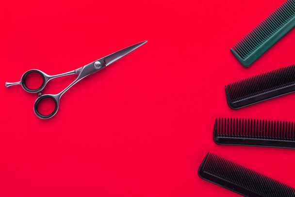 professionelle Friseur-Tools auf farbigem Hintergrund - Foto, Bild