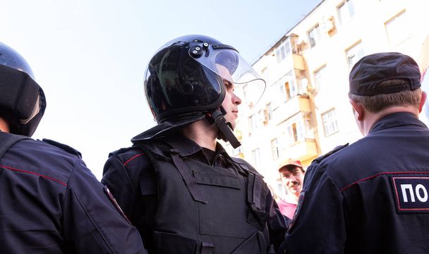 Samara, Russia - May 5, 2018: Soldiers of police special forces in riot gear during an opposition protest rally - Foto, imagen