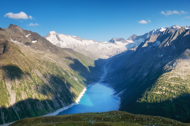 Lago de montaña en Austria. Región de altas montañas durante el día. Paisaje natural en Austria montañas. Austria paisaje - imagen
 - Foto, imagen
