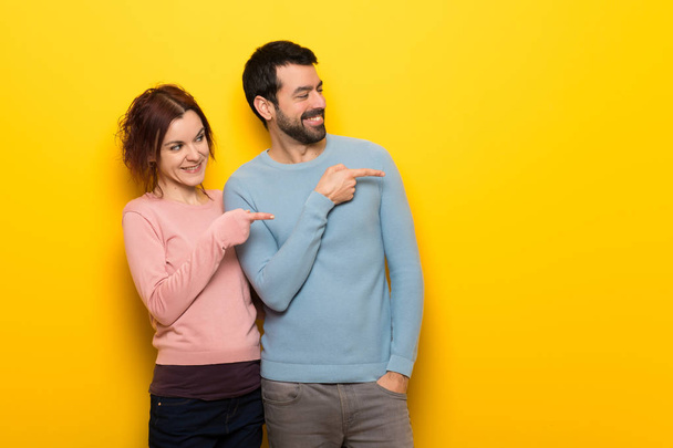 Couple dans la Saint-Valentin pointant du doigt sur le côté
 - Photo, image